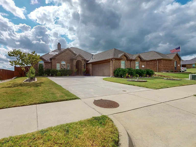 997 Shady Lane Dr — Photo 3