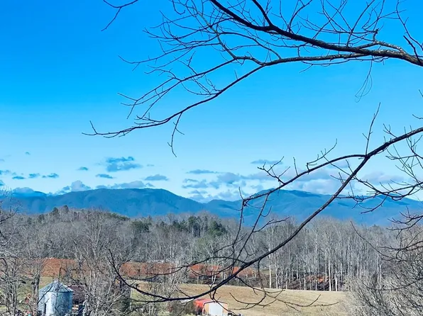 51 Cheek Circle Rd, Whittier, NC 28789