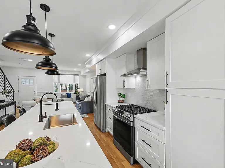 1427 Parkwood Pl NW — Photo 10