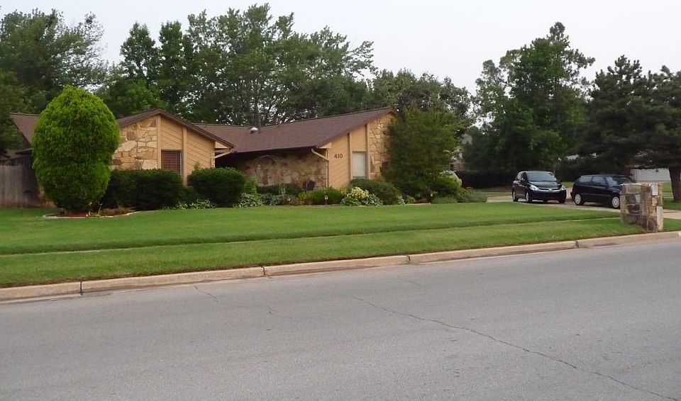 corner lot, circular drive