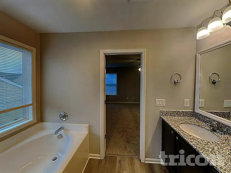 919 Dovefield Ln — Photo 10
