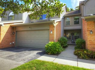 811 Woodridge Hills Dr, Brighton, MI