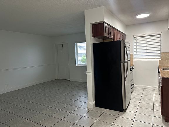 3rd image of 110 NE 19th Ave #12