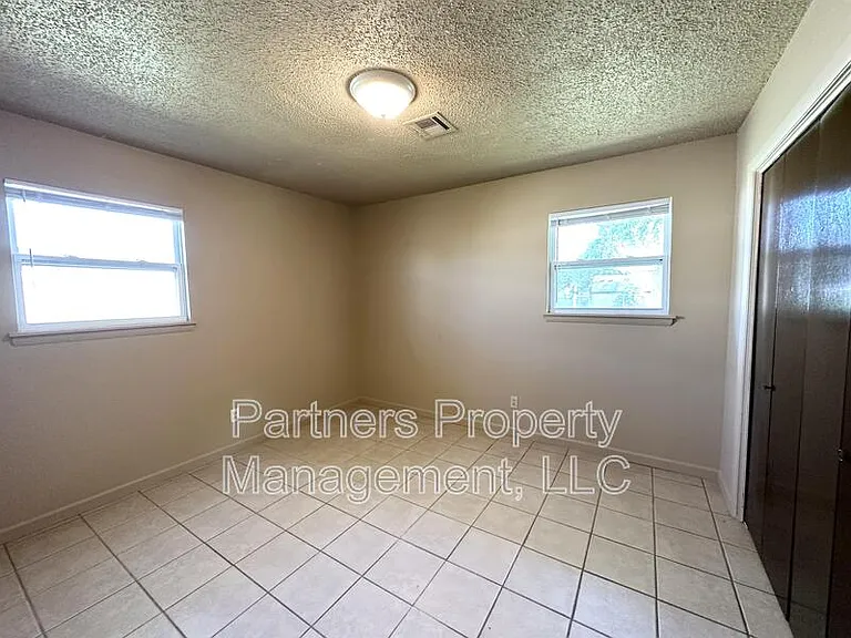 107 Pine Ave #8 — Photo 9