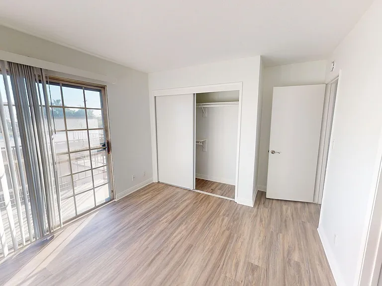 Spacious Beautiful Rare Townhome Available Now! — Photo 6