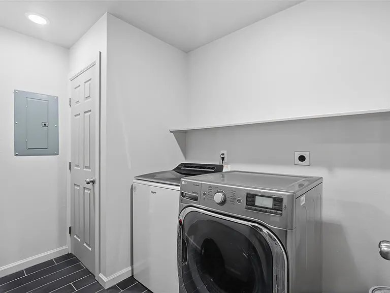 2302 E Sycamore Dr — Photo 10