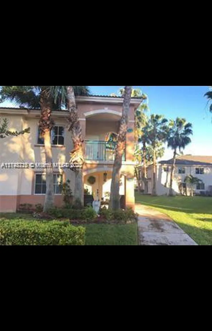 3 bed, 1024 sqft, $2,145 — Photo 2
