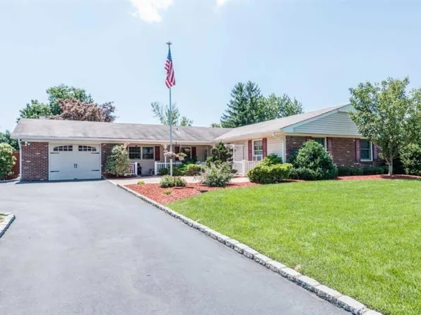 28 Brookfield Ln, South Setauket, NY 11720