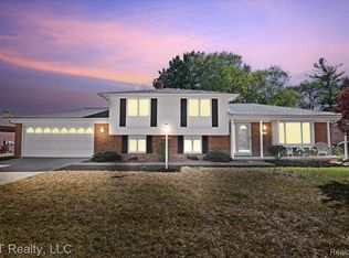 6378 Emerald Lake Dr, Troy, MI 48085