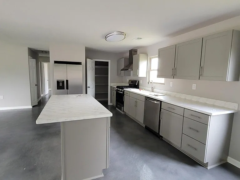 525 E Loyola Dr — Photo 16