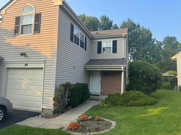 44 King Dr, Streamwood, IL 60107