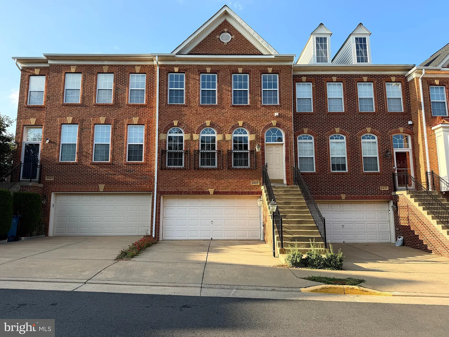 3 bed, 3.5 bath, 2167 sqft, $3,400 — Photo 2