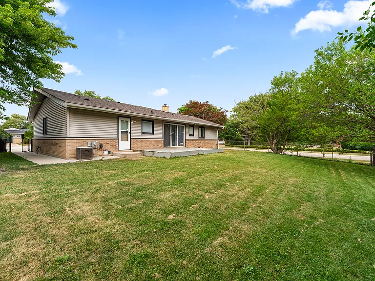 109 Landmeier Rd — Photo 3