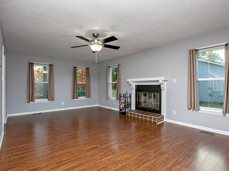 1819 Eichelberger Dr — Photo 32