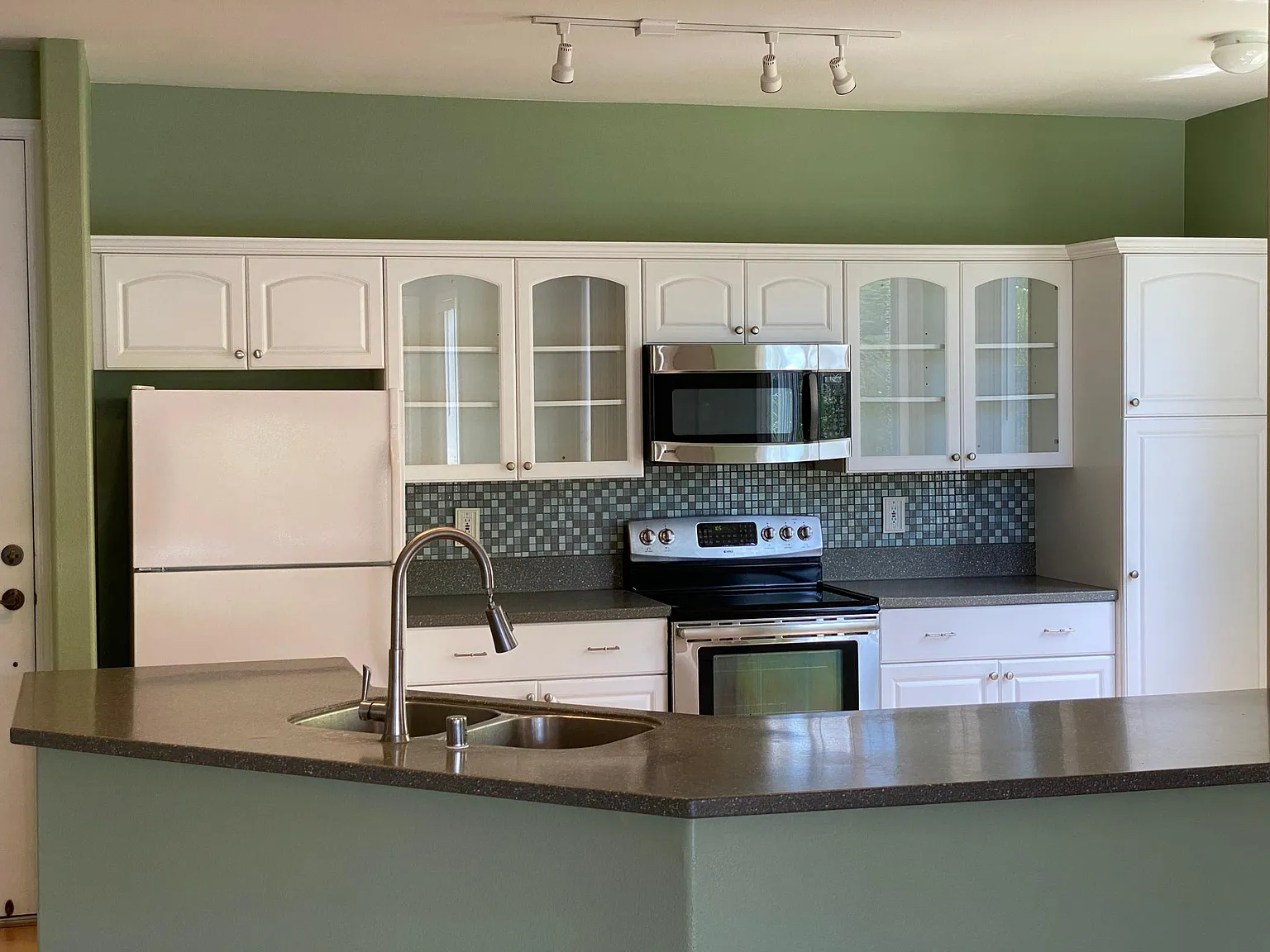 2 bed, 1121 sqft, $3,000 — Photo 2