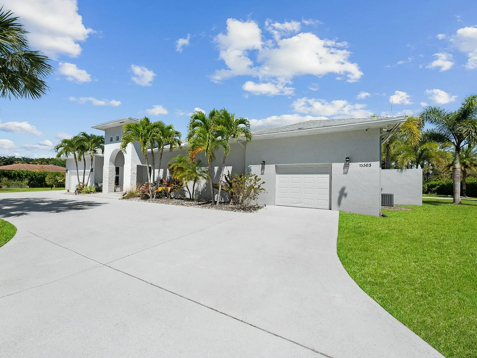 4 bed, 4.5 bath, 4617 sqft, $8,499 — Photo 4