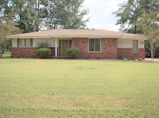 708 Edgewood Dr, Sheffield, AL 35660