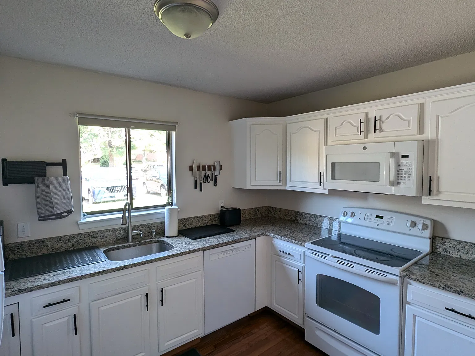 3 bed, 1.5 bath, 1200 sqft, $2,350 — Photo 2