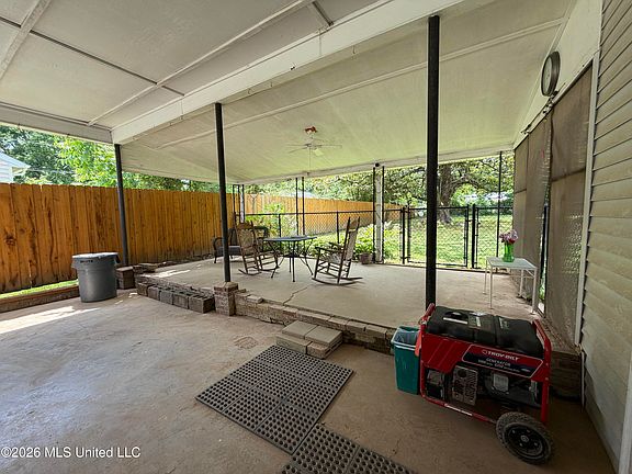5th image of 323 Hightower St
