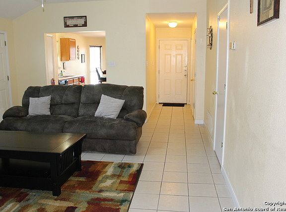 4th image of 313 Juniper St