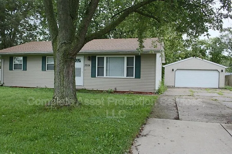 3 bed, 1.0 bath, 1120 sqft, $1,575 — Photo 2