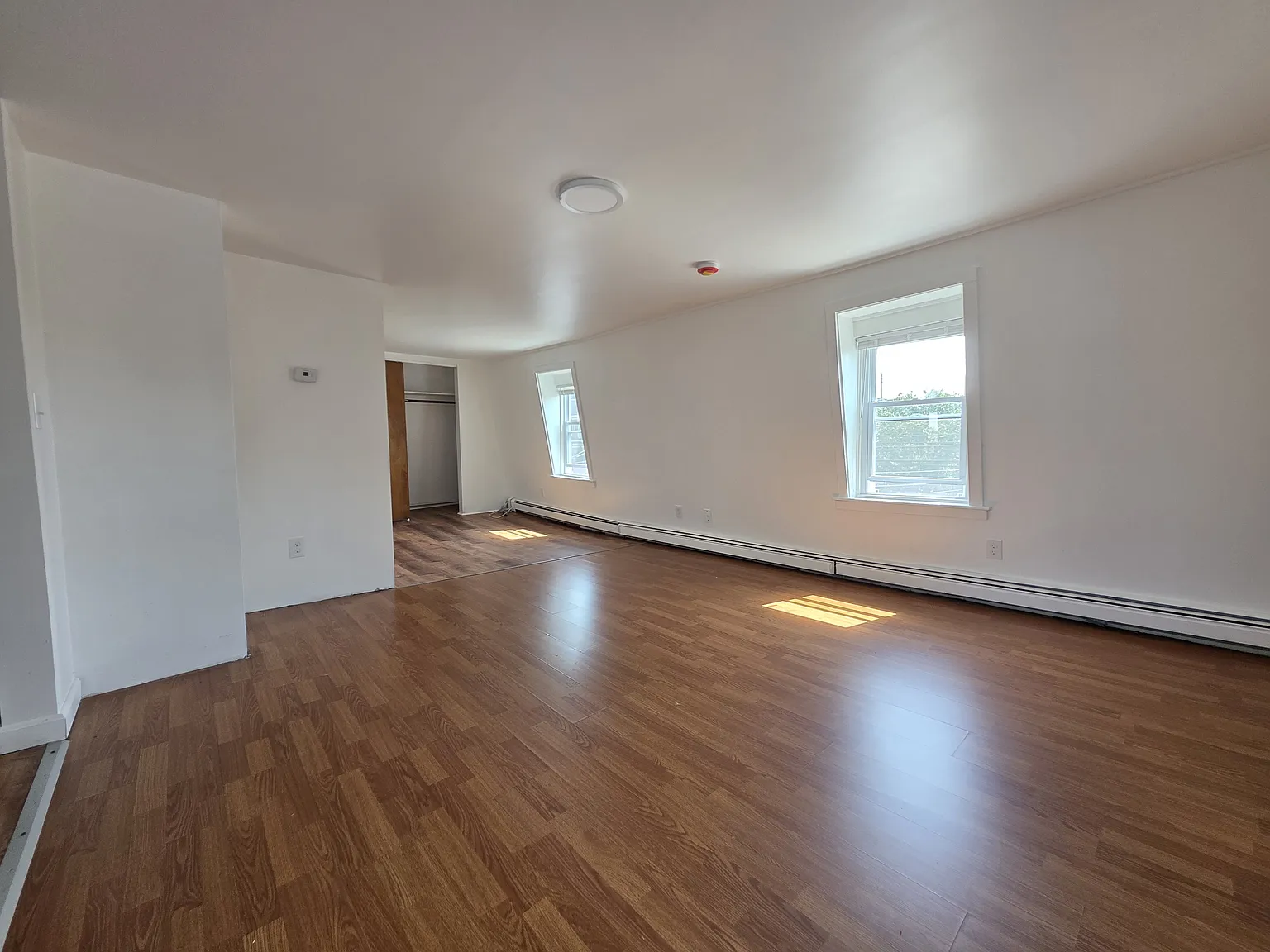  579 Park Ave 3rdFlr 1B/1B FreshPaint NEWFlooring Sunroom! PetsOK Prkg — Photo 2