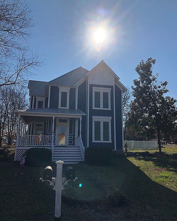 1st image of 124 College St