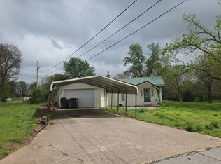 105 Robinhood Dr, Monett, MO 65625