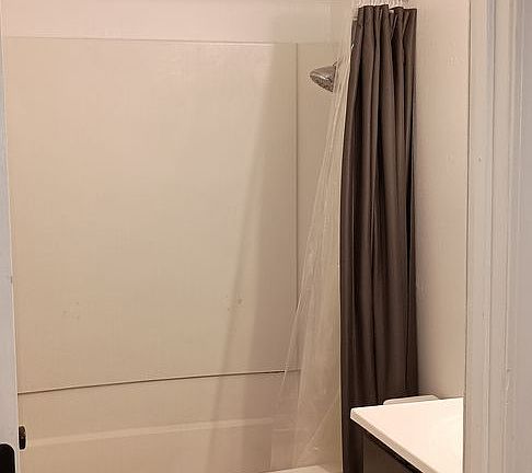 3rd image of 906 E D St #11