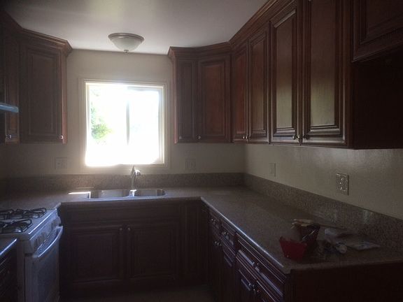 new kitchen w/ new cabinets n granite countertop