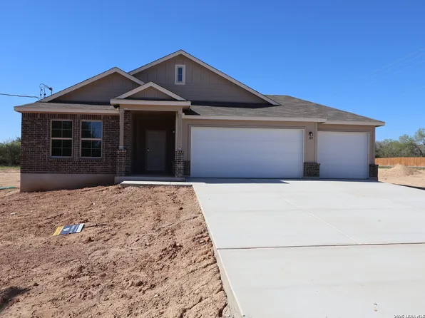 109 Cheyenne Drive, Floresville, TX 78114