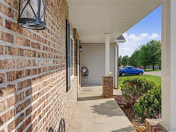 5th image of 233 Oak Meadow Dr