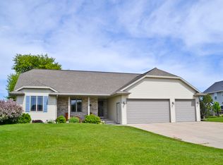 1926 Stone Silo Cir, De Pere, WI 54115
