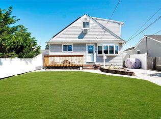 14 E Seacrest Ave, Lindenhurst, NY 11757