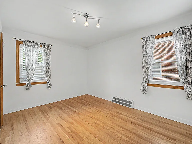 15587 Russell Ave — Photo 16