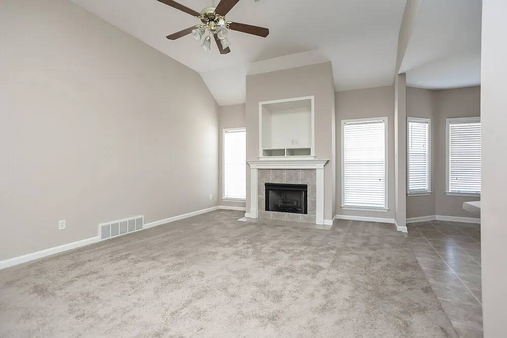 3 bed, 2.0 bath, 1824 sqft, $2,095 — Photo 2