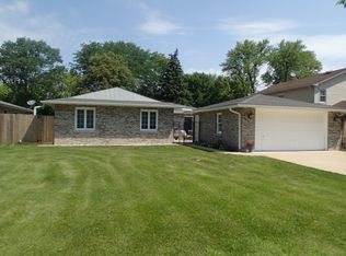 1824 E Camp McDonald Rd, Mount Prospect, IL 60056