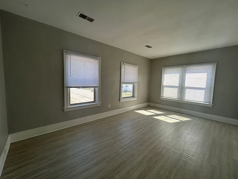 406 Oak St — Photo 3