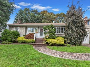 31 Arch Ave, Farmingdale, NY 11735
