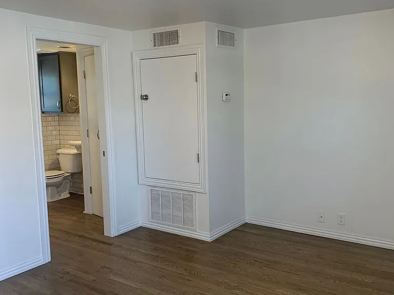 Windsor Court Apartments — Photo 17