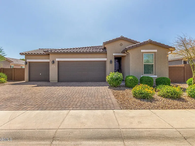 637 S Lamar Pl — Photo 1