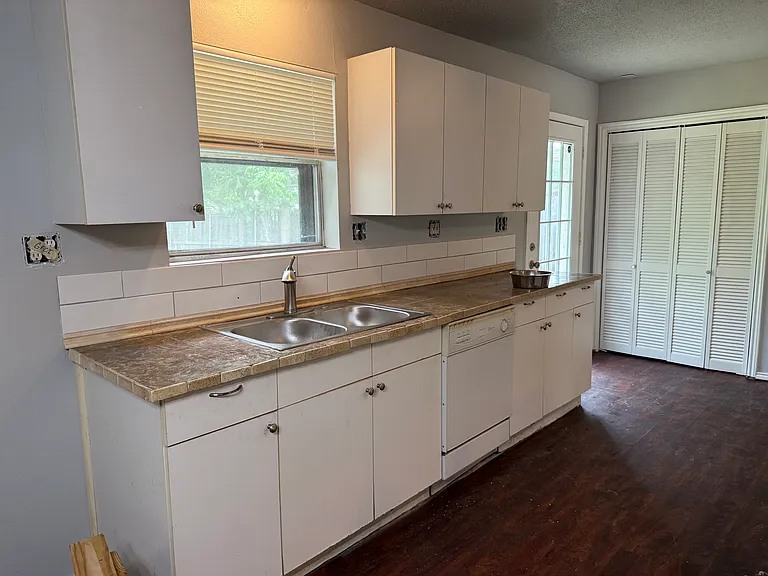 6104 Wheaton Dr — Photo 4