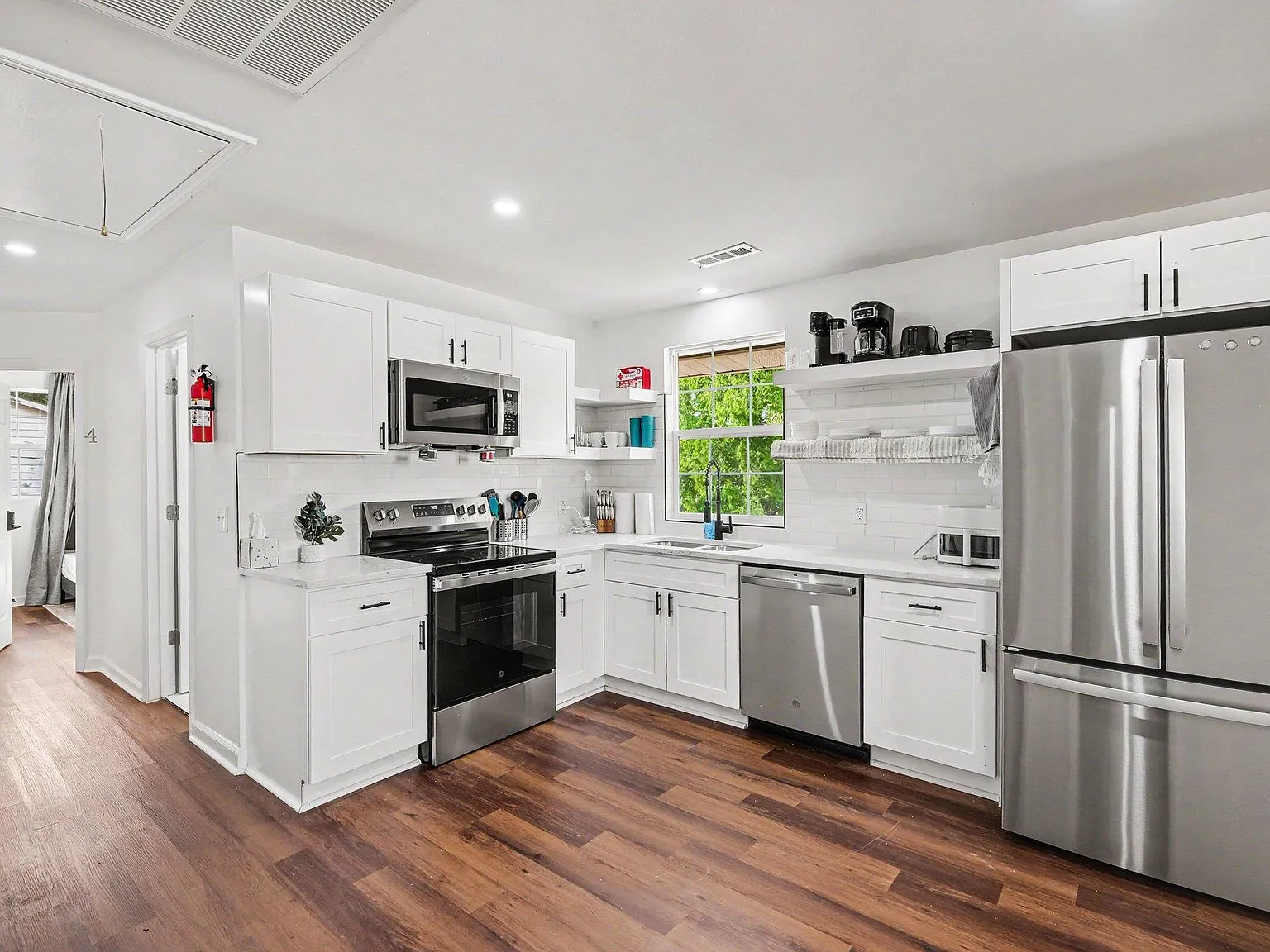 4 bed, 2.0 bath, 2200 sqft, $1,139 — Photo 4