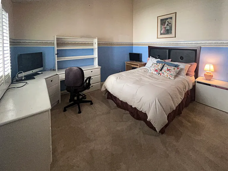 Bedroom 3, queen size bed