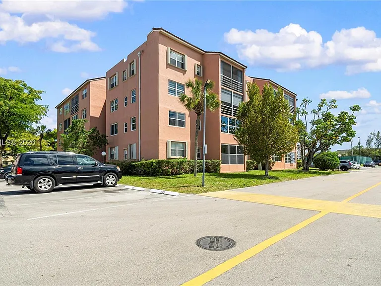 2861 Somerset Dr #301 — Photo 2