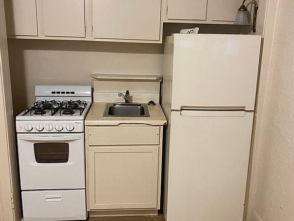 2nd image of 647 Snelling Ave N Unit B-1