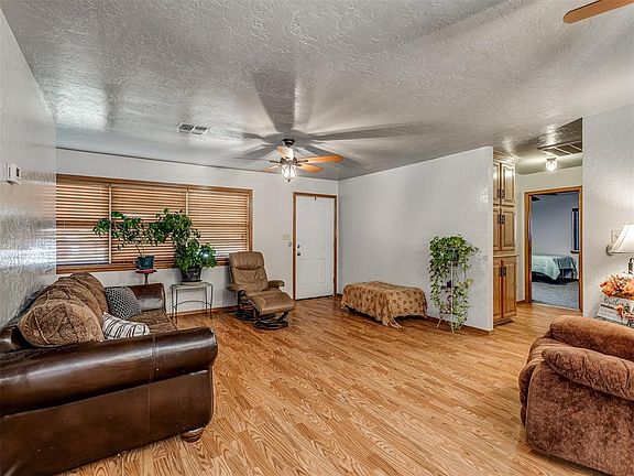 5th image of 317 Oakwood Dr