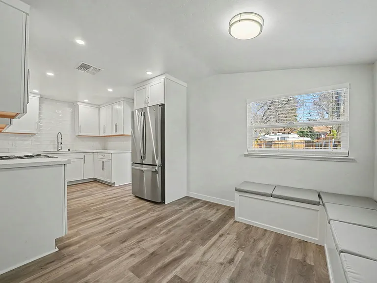 202 Lambert Ln — Photo 7