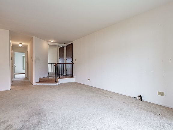 3rd image of 936 Surrey Dr APT 1A