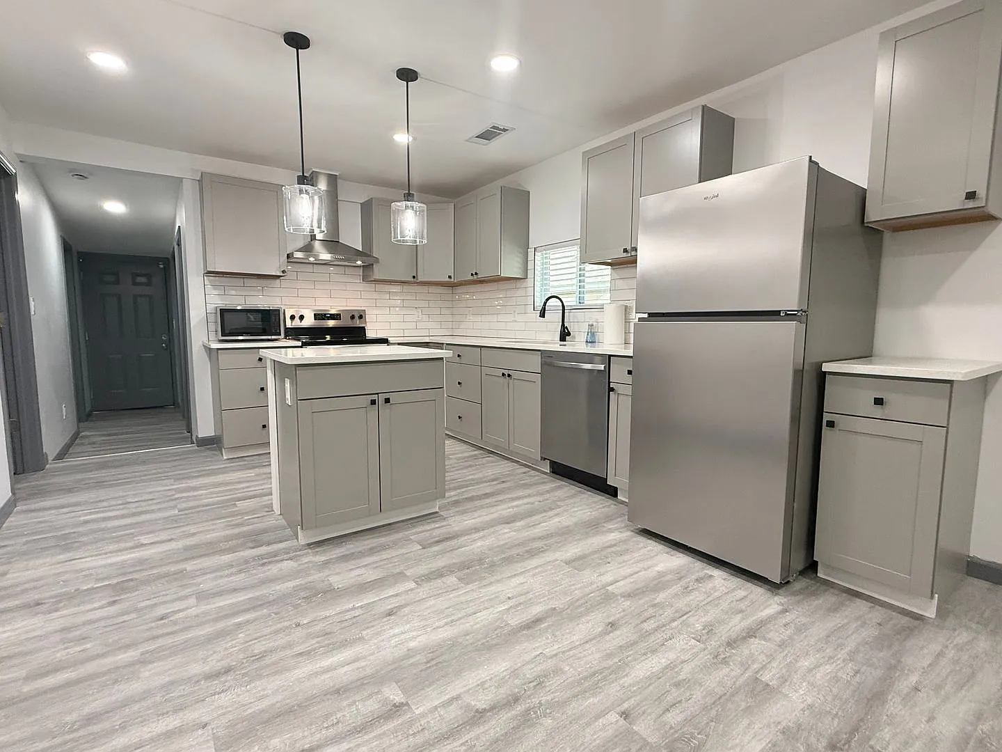 Oakland City 3 Bed/2 Bath, Beautifully Remodeled with Lovely Chefs Kitchen! — Photo 2